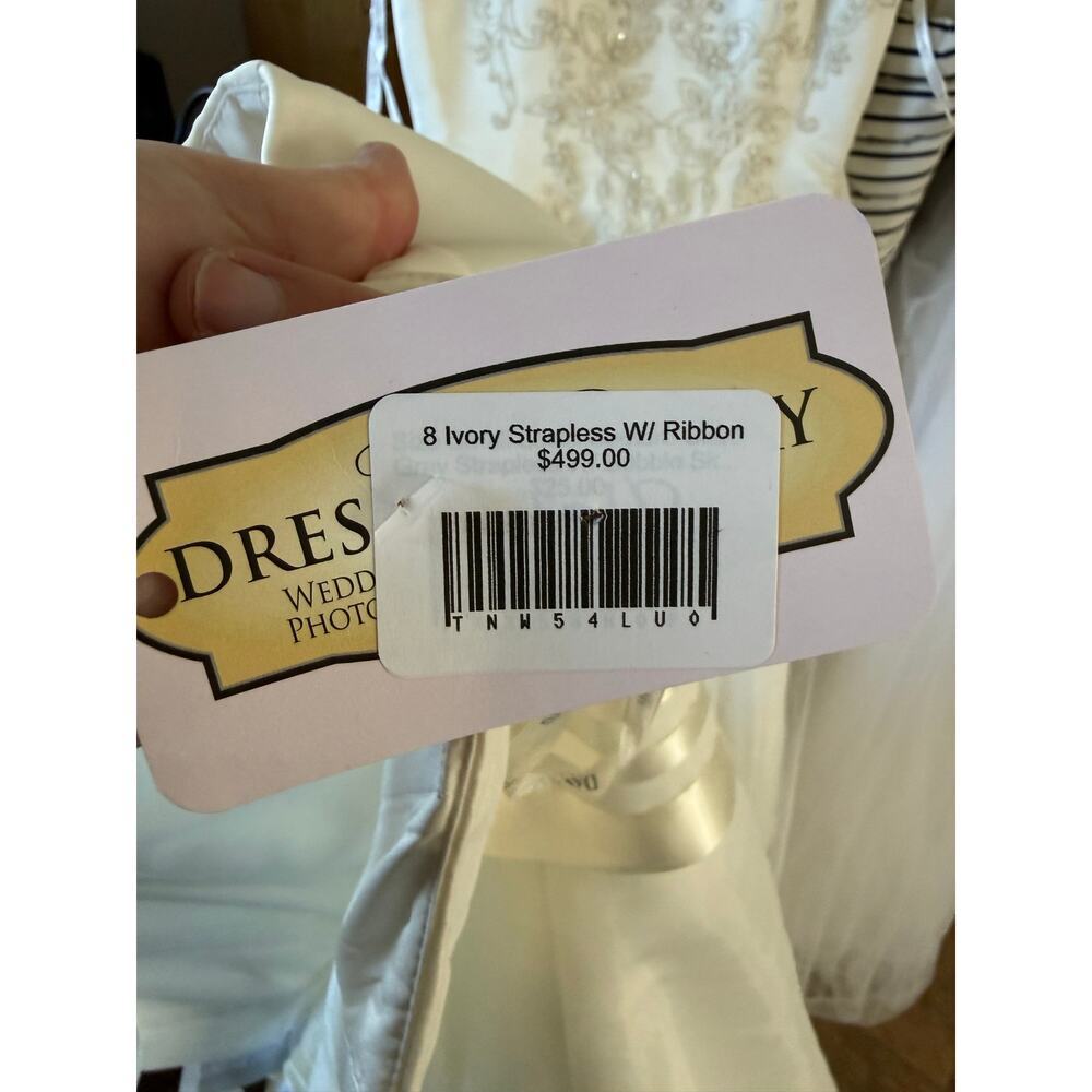 Ribbon Wedding Dress/Gown By David's Bridal Size 8 - Picture 5 of 6